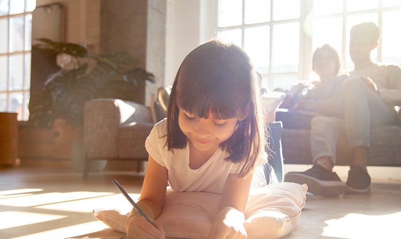 Niña leyendo un libro y pasar tiempo con los padres.