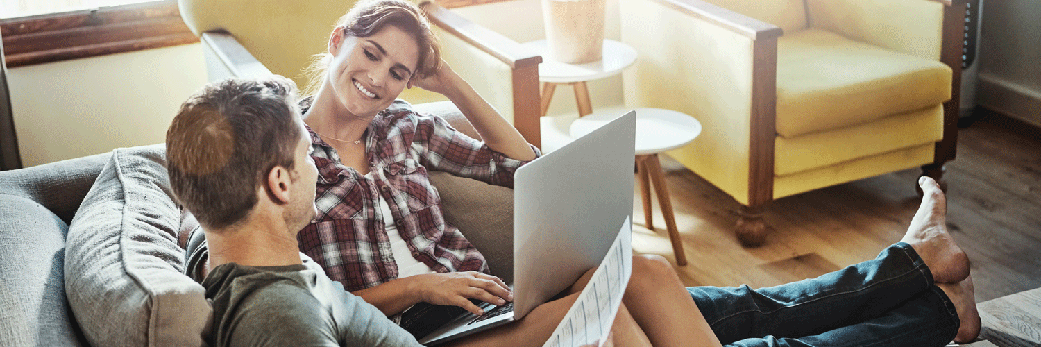 Una pareja sentados juntos haciendo las finanzas.